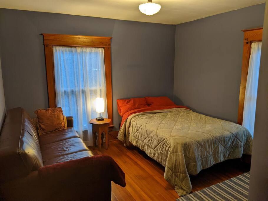 Large Bakery Apartment - Central Downtown Location Fredonia Luaran gambar