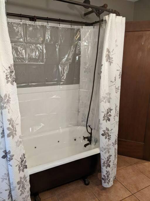 Large Bakery Apartment - Central Downtown Location Fredonia Luaran gambar
