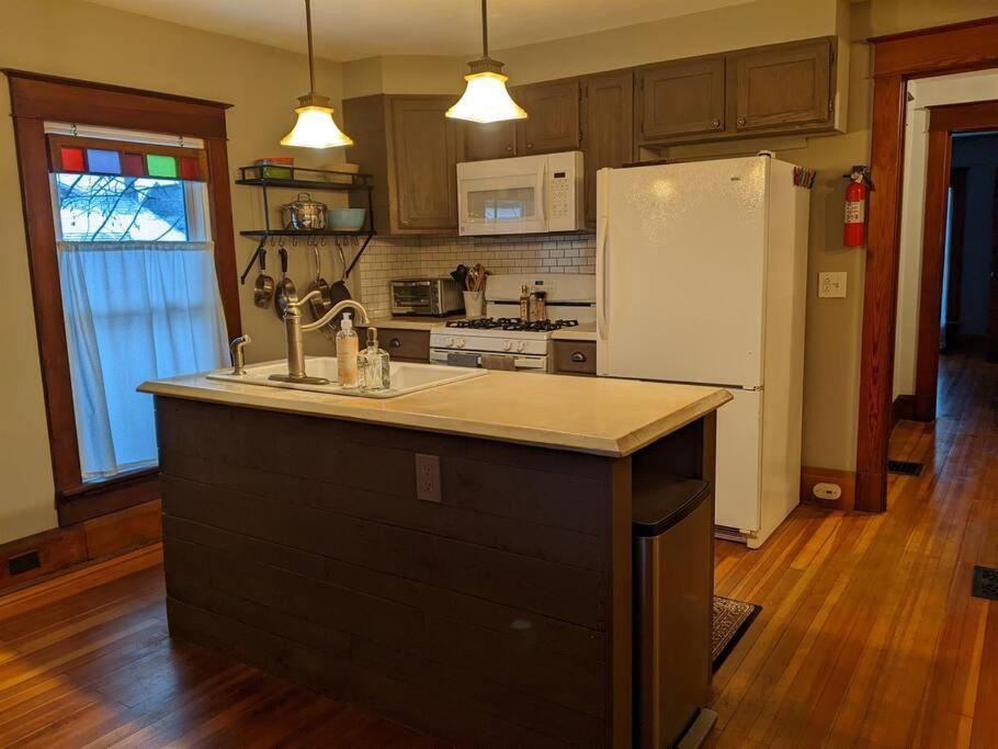 Large Bakery Apartment - Central Downtown Location Fredonia Luaran gambar